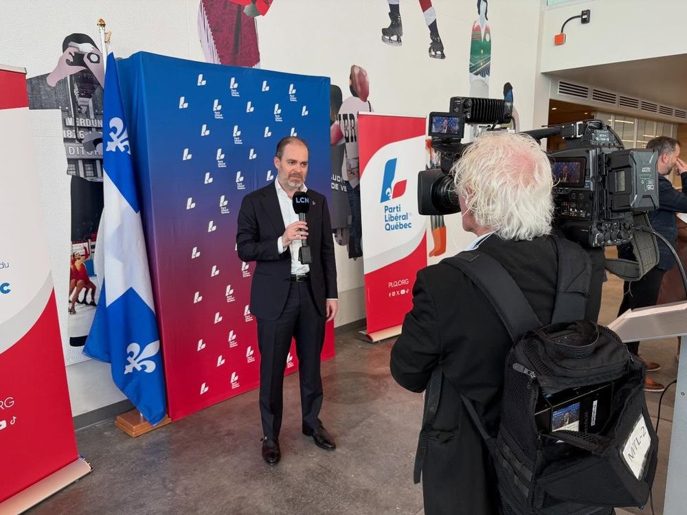 Antoine Dionne-Charest au podium devant les médias lors de son investiture
